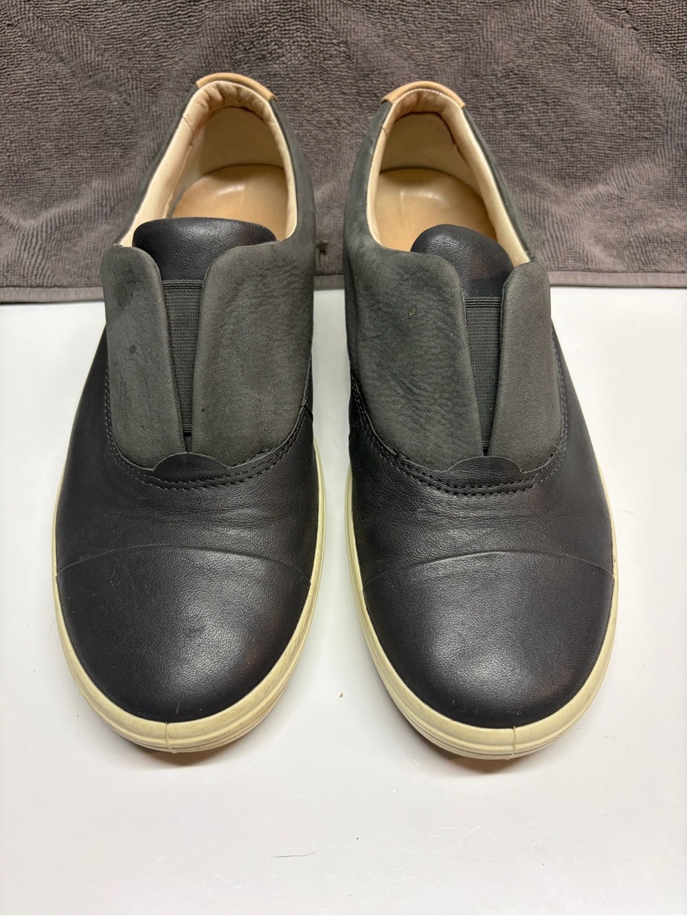 Ecco Women’s Slip-On Leather comfort Sneakers in Black and Gray size 8